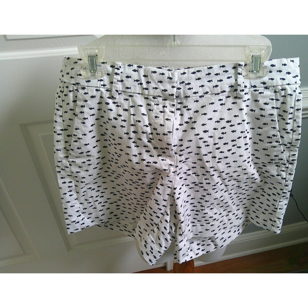 Nautica White Chino shorts accented with tiny Navy Fish Size 6 Inseam 5" Perfect